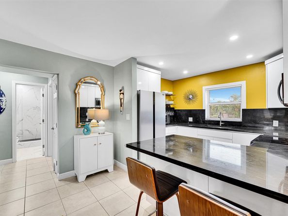 1581 NE 34th Ct 215, Oakland Park FL 33334