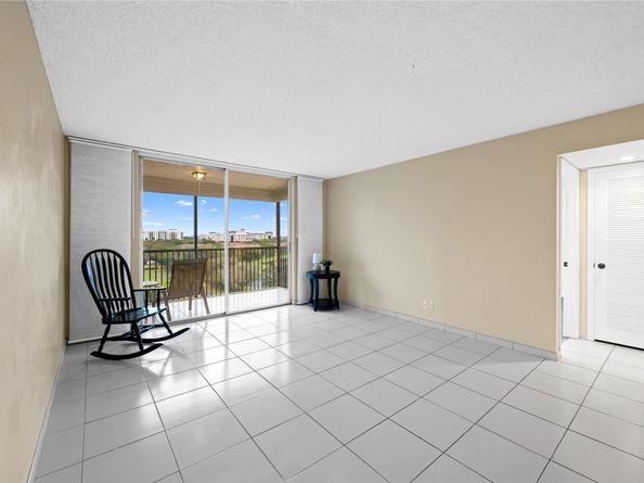 3300 W Rolling Hills Circle 610, Davie FL 33328