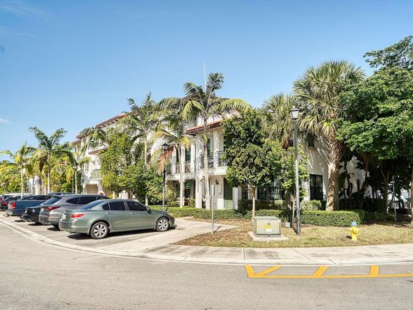 11303 SW 15th St, Pembroke Pines FL 33025