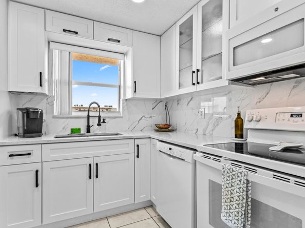225 Bonnie Boulevard 302, Palm Springs FL 33461