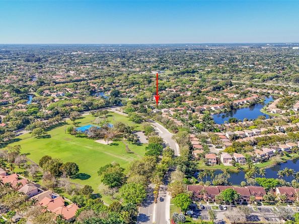 10615 NW 12th Ct, Plantation FL 33322
