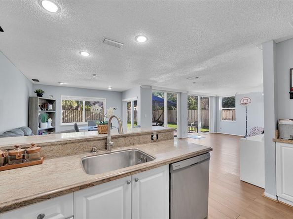 10615 NW 12th Ct, Plantation FL 33322