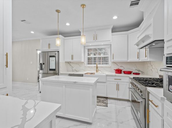 5523 Theall Road, Houston TX 77066