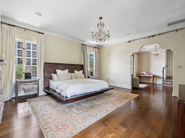 1915 Kirby Drive, Houston TX 77019