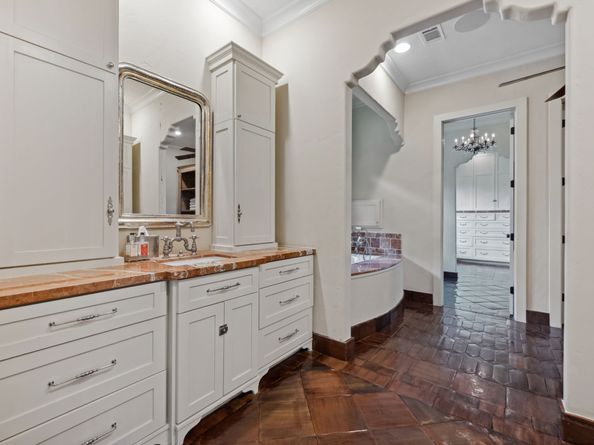 1915 Kirby Drive, Houston TX 77019