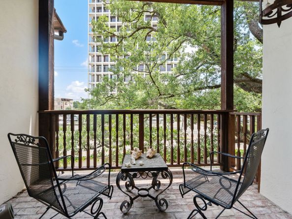 1915 Kirby Drive, Houston TX 77019