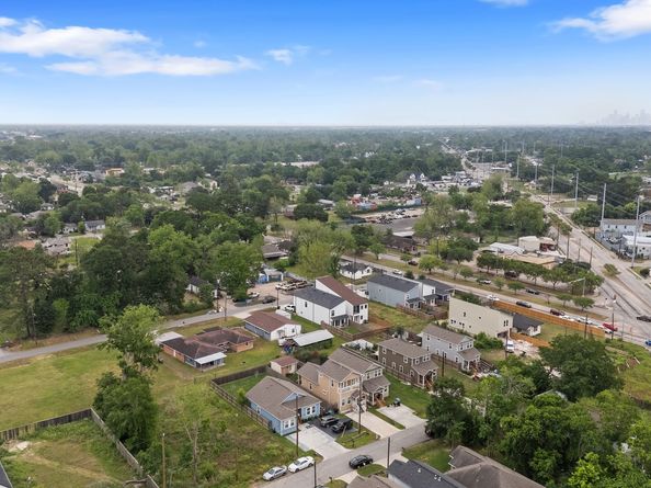 7709 Willow Street, Houston TX 77088