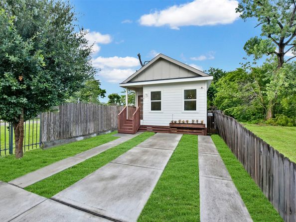 411 E 37th Street, Houston TX 77018