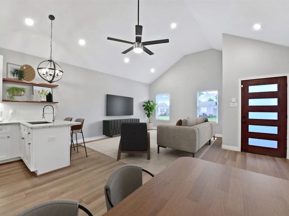 411 E 37th Street, Houston TX 77018