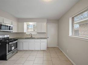 904 Ellena Road 16, Houston TX 77076