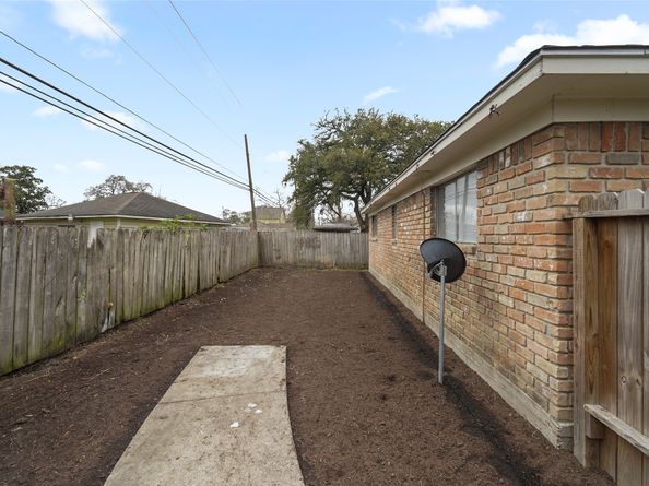904 Ellena Road 16, Houston TX 77076