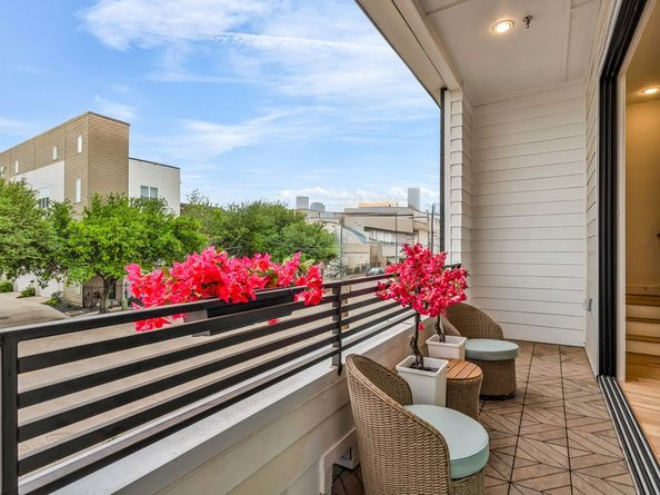 3 N St Charles St E Street, Houston TX 77003
