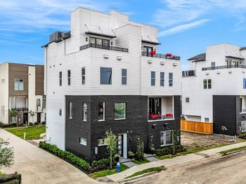 3 N St Charles St E Street