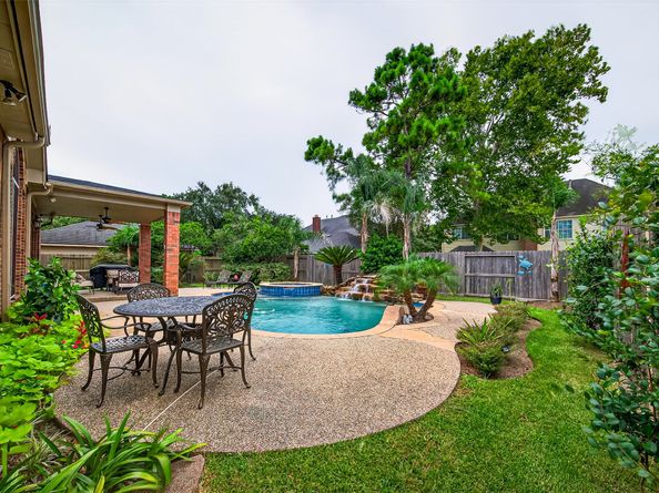 17107 Parsley Hawthorne Court, Houston TX 77059