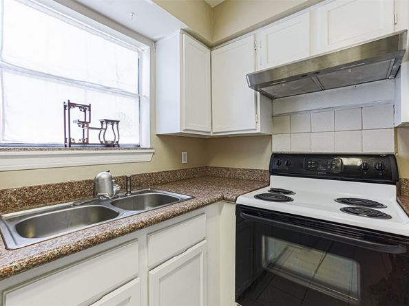 3100 Walnut Bend Lane 422, Houston TX 77042