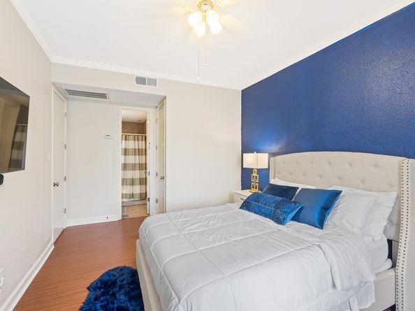 4515 Briar Hollow Place 312, Houston TX 77027