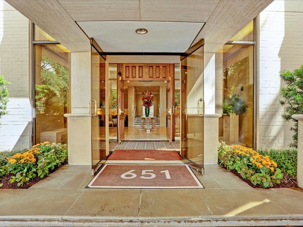 651 Bering Drive 1902, Houston TX 77057