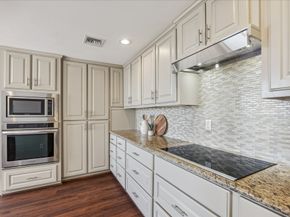 49 Briar Hollow Lane Lane 1004, Houston TX 77027