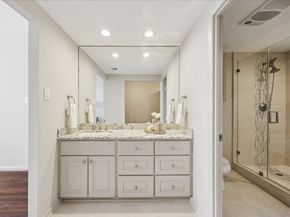 49 Briar Hollow Lane Lane 1004, Houston TX 77027