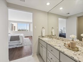 49 Briar Hollow Lane Lane 1004, Houston TX 77027