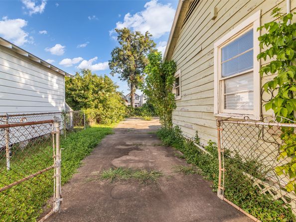 131 E 31st 1/2 Street, Houston TX 77018