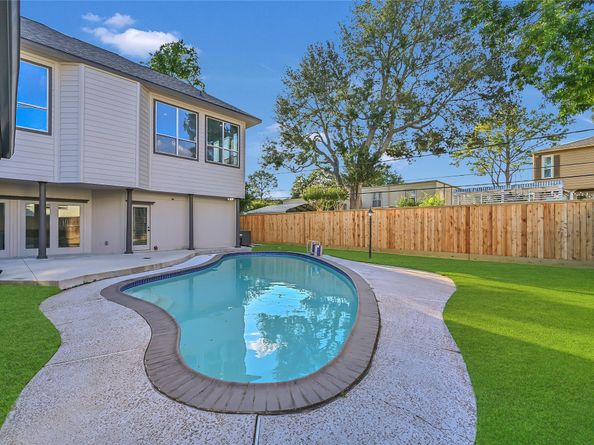 5122 Braesheather Drive, Houston TX 77096