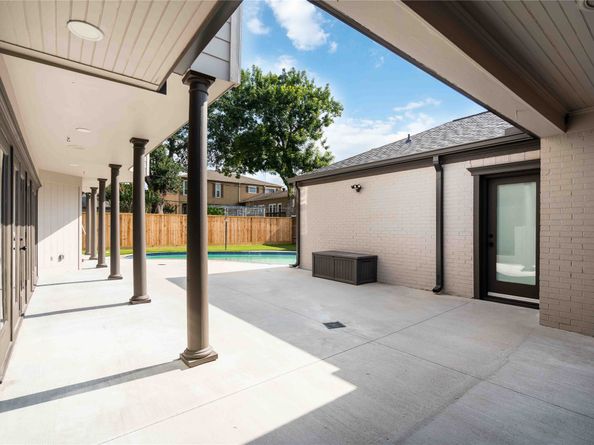 5122 Braesheather Drive, Houston TX 77096