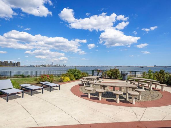 205 Shearwater Ct West 32, Jersey City NJ 07305