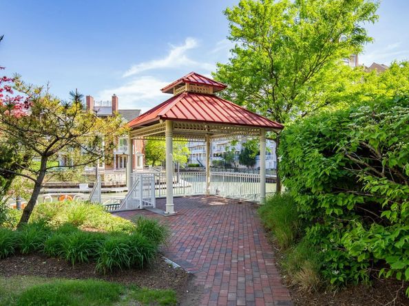 205 Shearwater Ct West 32, Jersey City NJ 07305