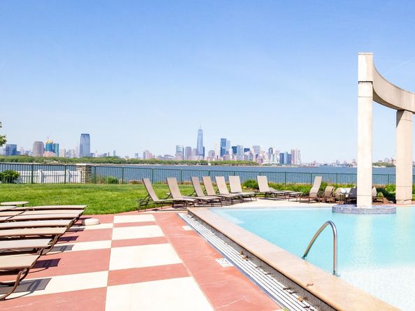 205 Shearwater Ct West 32, Jersey City NJ 07305