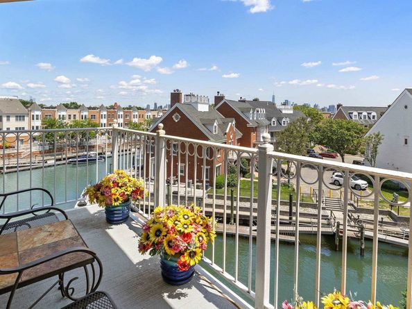 205 Shearwater Ct West 32, Jersey City NJ 07305