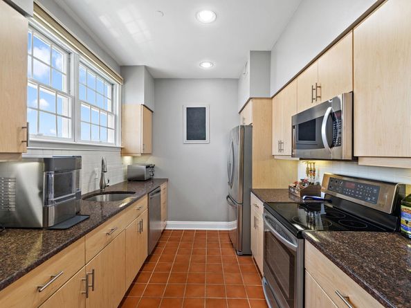 205 Shearwater Ct West 32, Jersey City NJ 07305