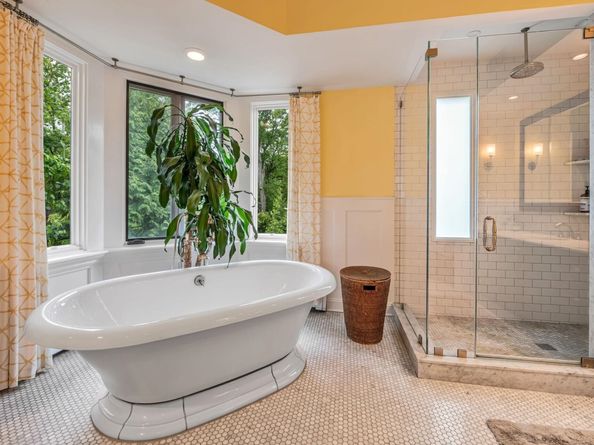 1115 Buckingham Dr, Fort Lee NJ 07024