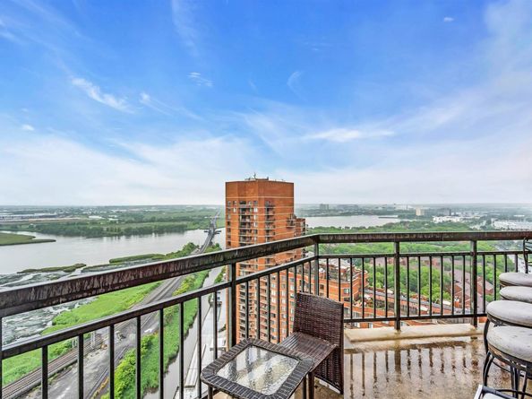 2508 Harmon Cove Tower, Secaucus NJ 07094