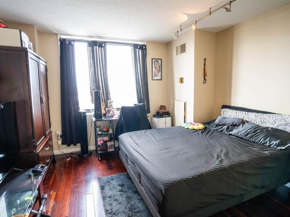 706 Harmon Cove Tower 706, Secaucus NJ 07094