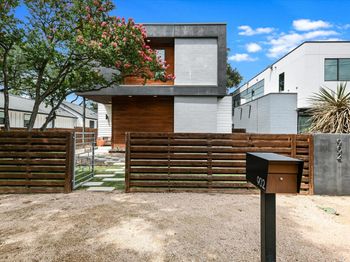 902 W Live Oak ST