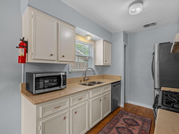 5300 Suburban DR, Austin TX 78745
