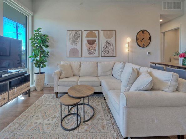 4004 Banister LN 207, Austin TX 78704