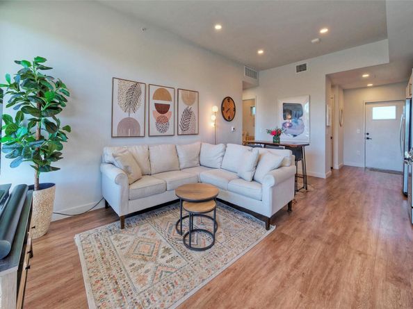 4004 Banister LN 207, Austin TX 78704