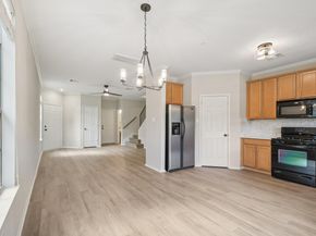 9201 Brodie LN 1002, Austin TX 78748