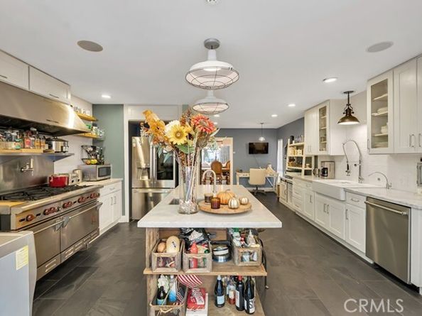 4267 Canoga Avenue, Woodland Hills (los Angeles) CA 91364