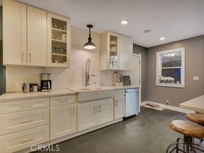 4267 Canoga Avenue, Woodland Hills (los Angeles) CA 91364