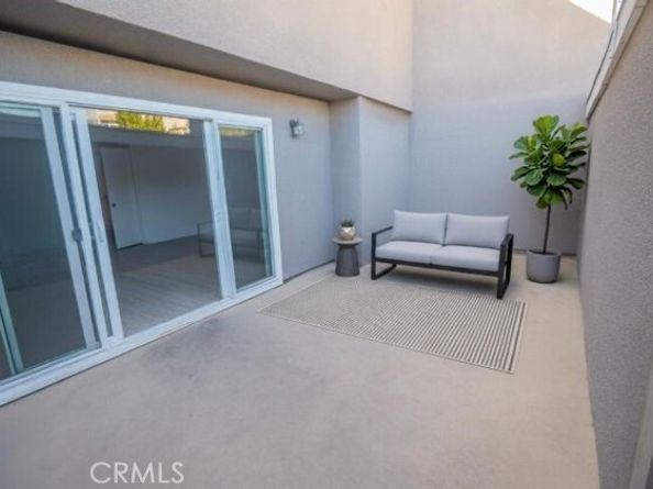 18110 Killion Street 2, Tarzana (los Angeles) CA 91356