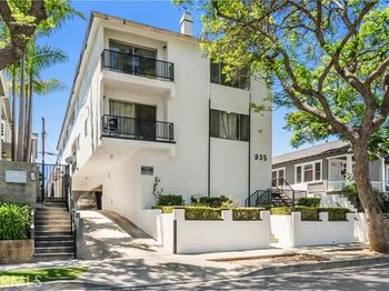 935 W 10th Street