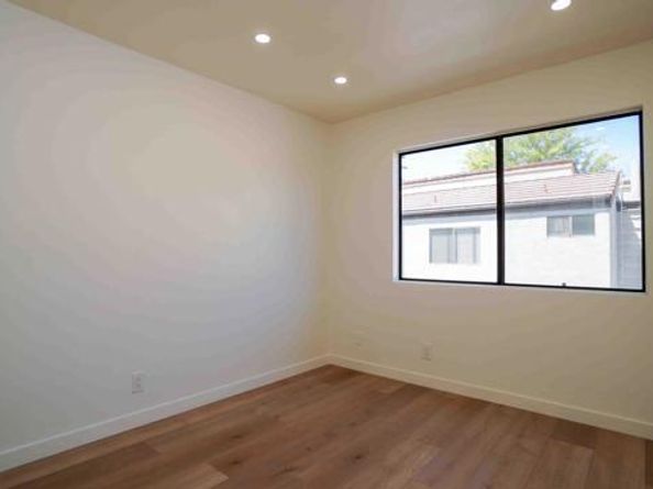 21801 Burbank Boulevard 74, Woodland Hills (los Angeles) CA 91367