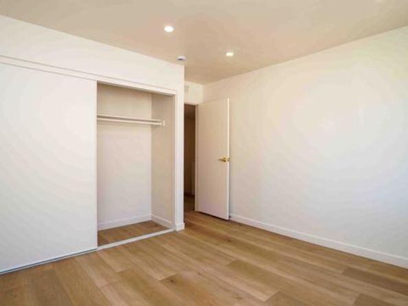 21801 Burbank Boulevard 74, Woodland Hills (los Angeles) CA 91367