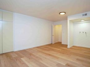 21801 Burbank Boulevard 74, Woodland Hills (los Angeles) CA 91367