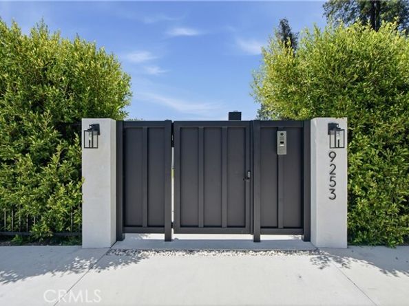 9253 White Oak Avenue, Northridge (los Angeles) CA 91325