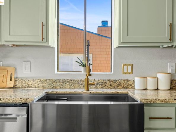 12 Sereno Cir, Oakland CA 94619