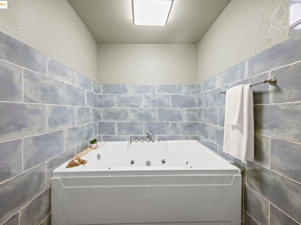 12 Sereno Cir, Oakland CA 94619